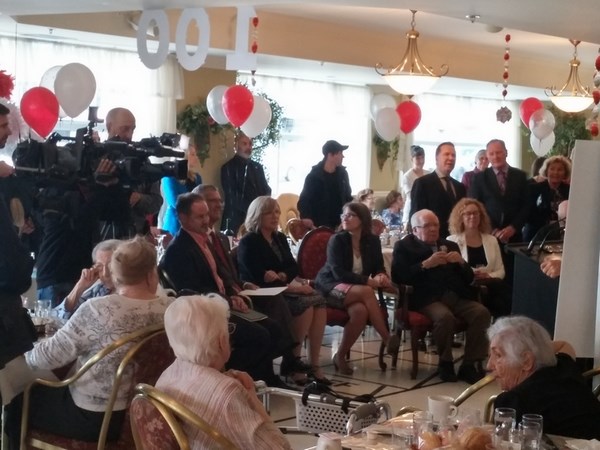 Élie Chanteur Animateur événement publis 100 ans CSSS Cartiéville présence de la ministre des aînés